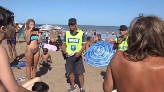 Convocan a un "tetazo" masivo para protestar por la acción policial contra las tres chicas en Necochea