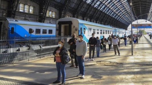 Transportes ya pueden llevar pasajeros parados en horario pico: quiénes están habitados