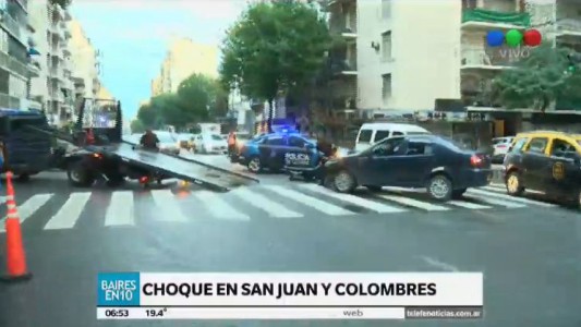 Choque en Boedo entre un auto y un taxi