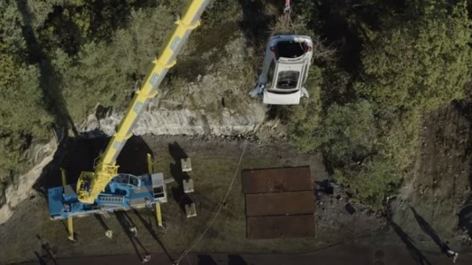 Video: automotriz prueba resistencia de autos al tirarlos desde 30 metros de altura