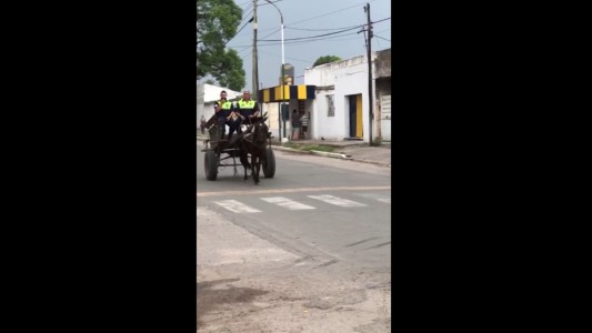 Mientras tanto en el Far NOA...: El video de viral de los policías en un carro