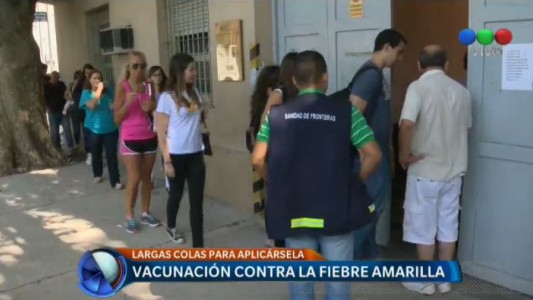 Largas colas para vacunarse contra la fiebre amarilla para viajar
