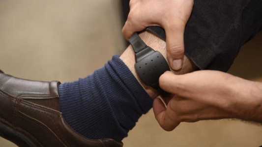 Colocaron la primera tobillera electrónica a un hombre acusado por violencia de género en Córdoba