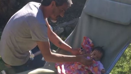 Solicitan ayuda para un papá viudo que cuida a su beba internada en el Garrahan