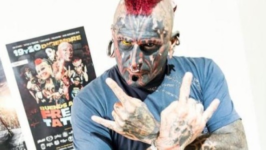 Video: el hombre que se tatuó en carne viva en la cabeza el 666