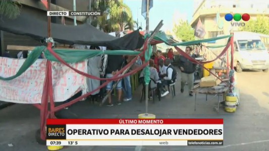 Operativo de desalojo de vendedores en Constitución