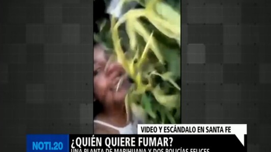 Dos mujeres policías se filmaron con una planta de marihuana
