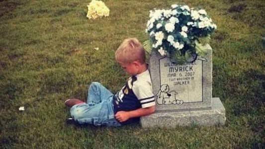 Historia desgarradora: la emotiva conexión de un nene con su gemelo muerto antes de nacer