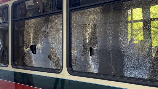 Video: tremenda discusión de tránsito terminó con un colectivo arrastrando un auto en plena avenida