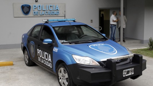 Asaltan a una mujer policía en Boedo, escapan y chocan en Flores; hay dos detenidos