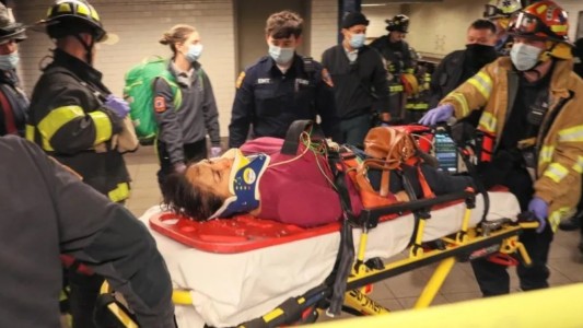 Una mujer cayó a las vías del subte luego de que un hombre la empujara a las vías