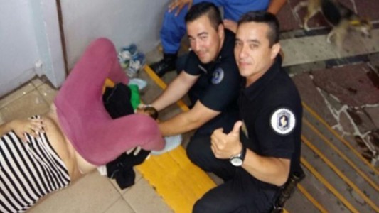 Dos policías ayudaron a una mujer a dar a luz en la estación de trenes de Adrogué