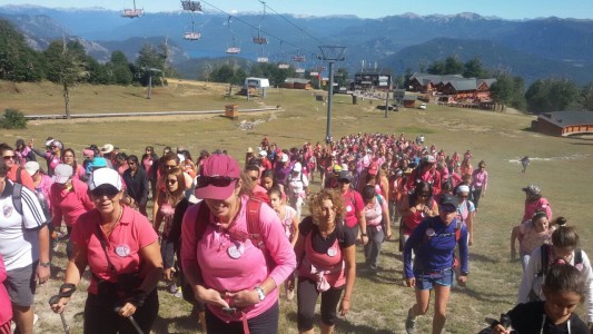 Cientos de mujeres realizaron un “tetazo” en San Martín de los Andes