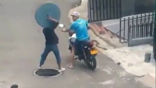 Quiso robar la tapa de una alcantarilla y cayó en el hueco