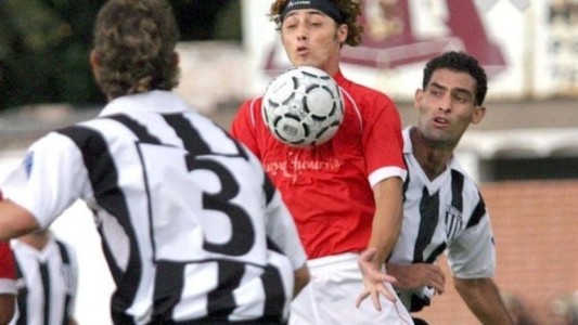 Mendoza: asesinaron a balazos a un exfutbolista mientras esperaba el colectivo