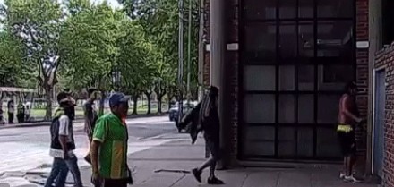 Incidentes frente a la fiscalía donde declara el acusado por el doble femicidio de Florencio Varela