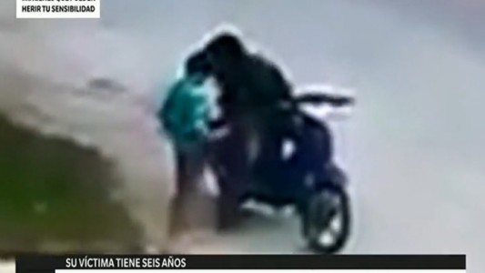 Video indignante: ataque de un motochorro a un nene