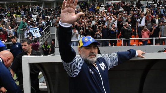 El último aplauso a Diego Maradona: masivo homenaje al 10