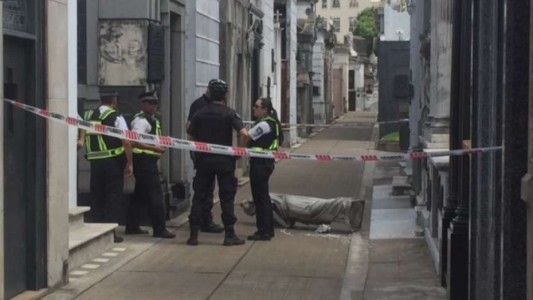 Cayó una estatua en el cementerio de la Recoleta: un herido