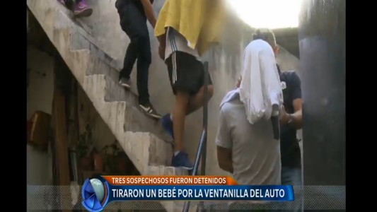 Detuvieron a tres jóvenes acusados de robar un auto y tirar a un bebé por la ventanilla