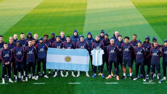 El Plantel del PSG homenajeó a Diego Maradona con la bandera argentina