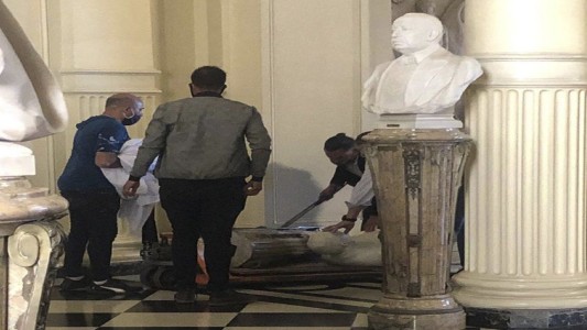 Tras sufrir roturas, repusieron el busto de Yrigoyen en la Casa Rosada