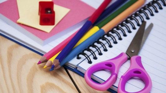 Aseguran que la canasta básica escolar primaria ronda los 300 pesos, con aumentos de entre 23 y 25 por ciento