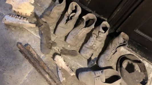 Renovaron la escalera de su casa y encontraron una “protección antibrujas” medieval