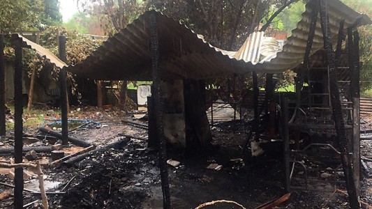 Se fue a una fiesta, dejó encerrados a sus hijos y uno murió al incendiarse la casa