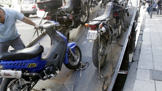 Debuta un sistema de grúas para levantar motos mal estacionadas en el microcentro porteño