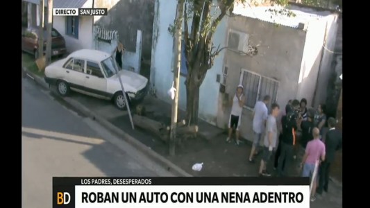 Roban un auto con una nena adentro