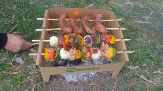 Te presentamos el nuevo invento argentino: una parrilla descartable de... ¡cartón!