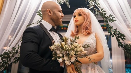 Video: el fisicoculturista ruso que se casó con una muñeca sexual de silicona