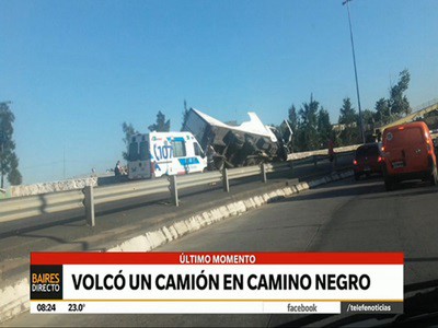 Volcó un camión en Camino Negro