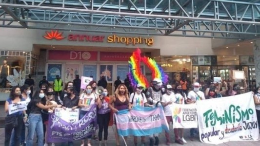 "Cartelazo" en repudio a un episodio de transfobia en un shopping de Jujuy
