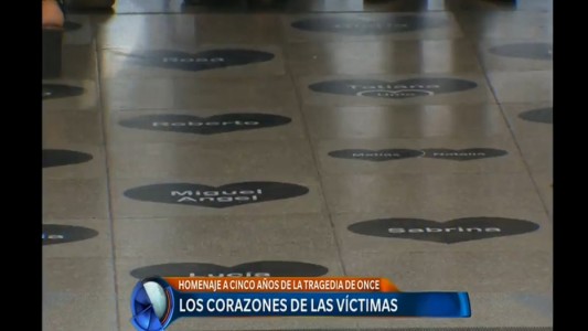 Tragedia de Once: colocaron los nombres de los muertos en las baldosas de la estación