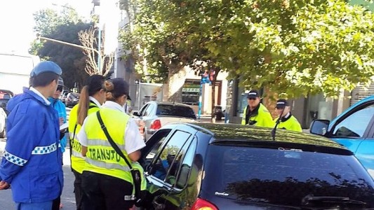 Detuvieron a un juez que pasó un semáforo en rojo manejando alcoholizado y amenazó a policías