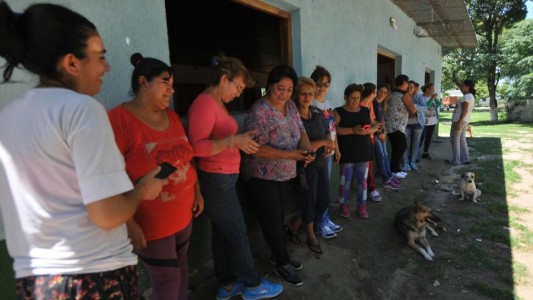 Tucumán: le pagan el sueldo a las mujeres, porque los hombres se lo gastan en asado y alcohol