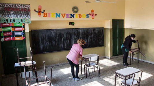 Gobierno bonaerense planea iniciar clases 2021 "con docentes y auxiliares ya vacunados"
