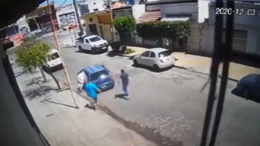 Le quisieron robar el auto y se llevó a uno de los ladrones colgado de la ventanilla