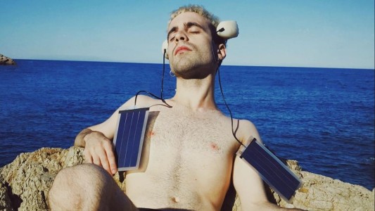 Se autopercibe transespecie y se implantó aletas