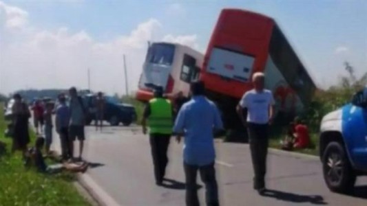 Chocaron dos micros en Santa Fe: al menos 10 muertos