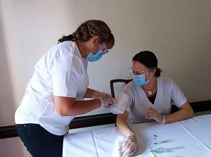 Con simuladores de tela, estudiantes de enfermería se capacitan para vacunar contra el coronavirus