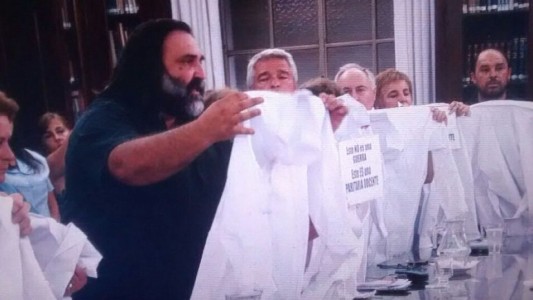 Paritaria docente: los gremios mostraron guardapolvos y dijeron que "esto no es una guerra"