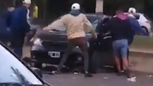 Descontrol en La Plata:  jóvenes destruyeron autos y motos