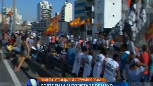 Corte de trabajadores gráficos en la Autopista 25 de Mayo