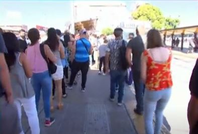 Desde hoy hay menos colectivos: ya se forman largas filas de pasajeros