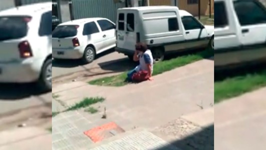 Video: así le gatillaron dos veces y le robaron el auto a una maestra en la puerta de la escuela
