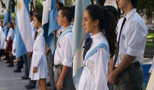 Egresados 2020: Abanderados y escoltas no podrán llevar la bandera