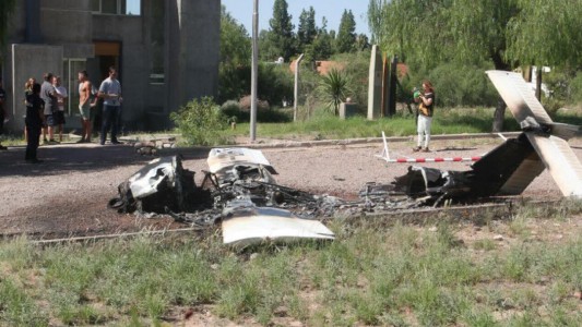 Cayó una avioneta en el patio de una casa en Mendoza